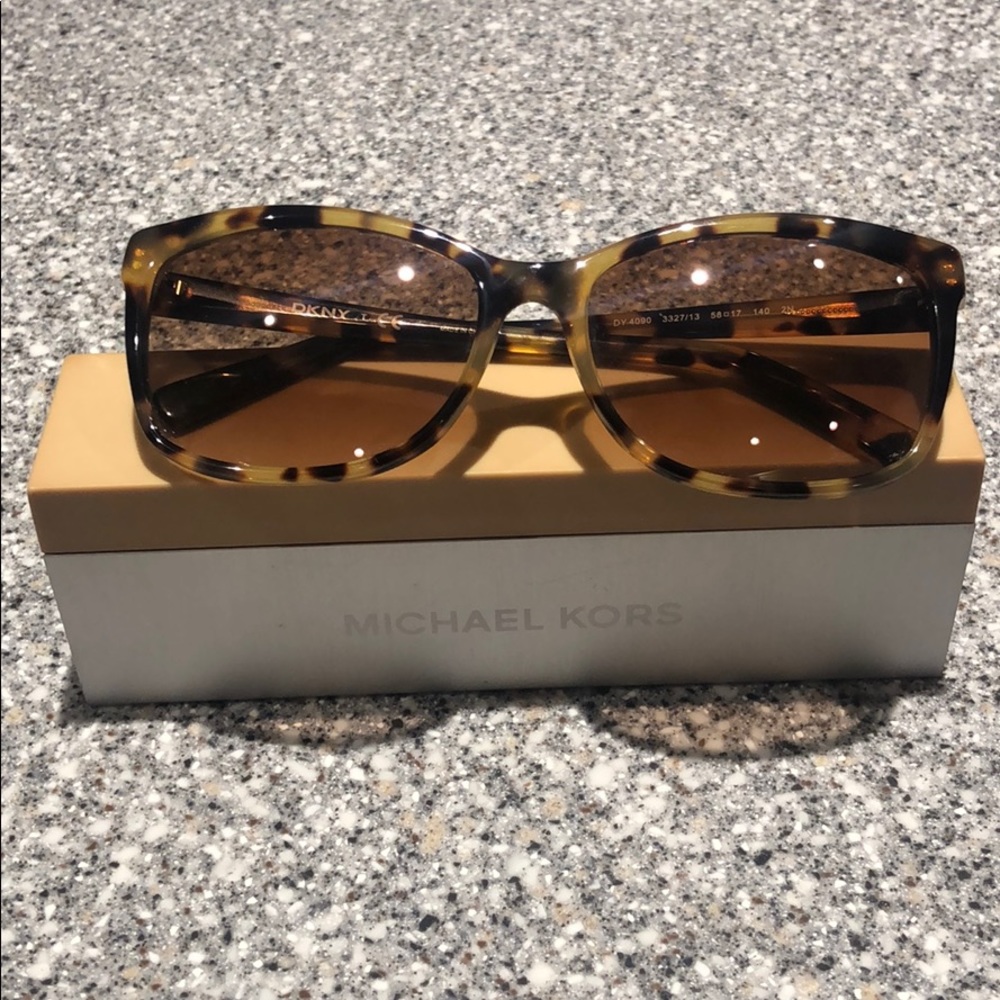 DKNY DY4090 sunglasses w/cool case. Blonde tort